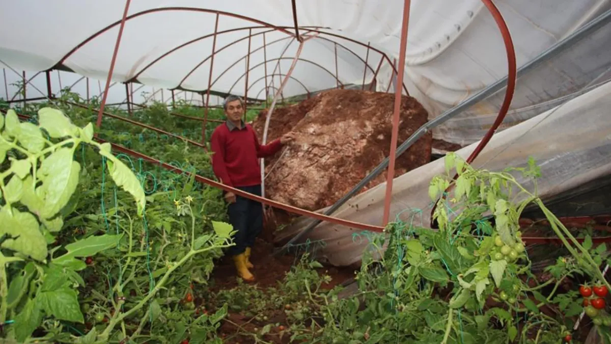 Antalya’da heyelan: Evlerde çatlaklar oluştu, seralara dev kayalar düştü
