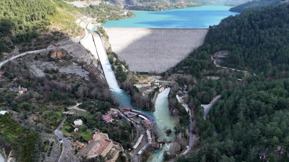 Barajın kapakları açıldı, ev ve işletmeleri su bastı