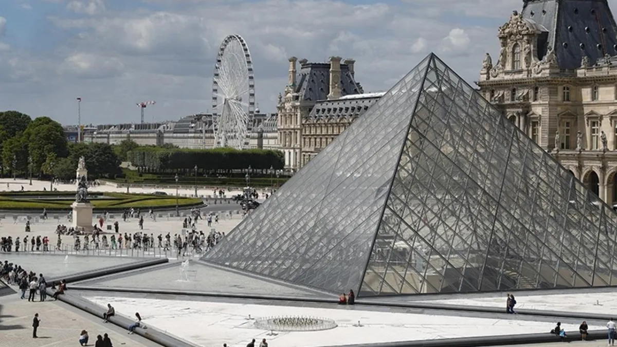Louvre Müzesi'nin müdürü istifa etti