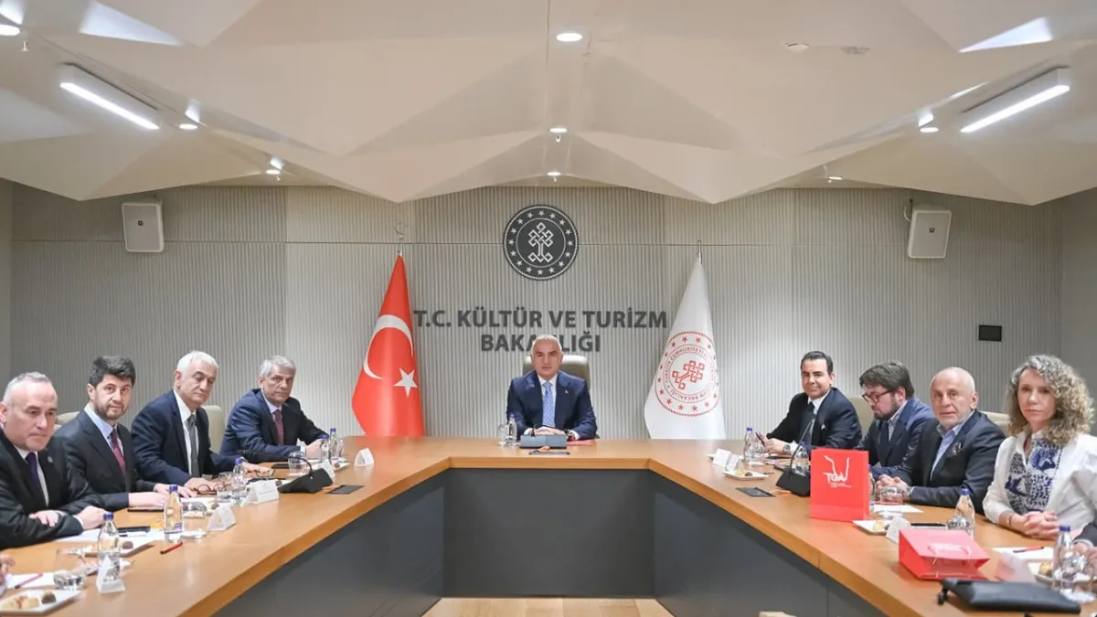 Bakan Ersoy’dan 2026 turizmi için kritik toplantı: Sürdürülebilir büyüme için ortak akıl vurgusu