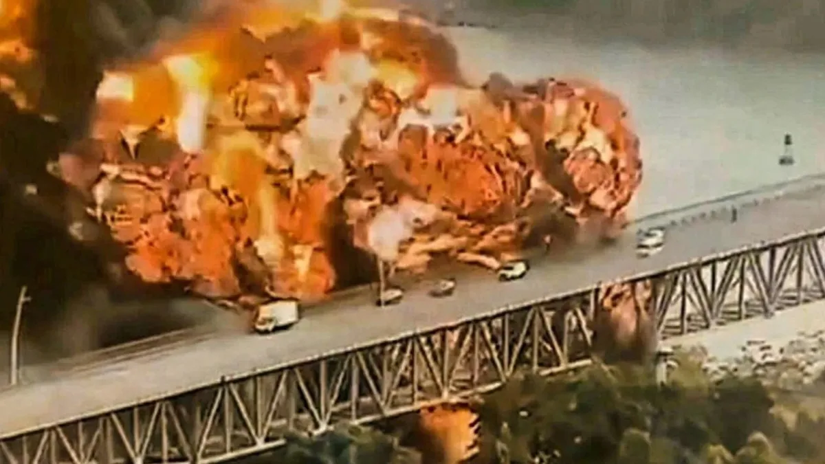 Panama’da köprü altında yakıt kamyonu patladı: Korku dolu anlar anbean kaydedildi