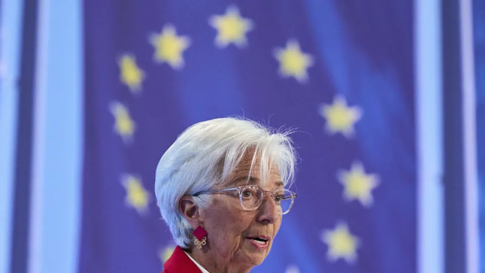 Lagarde: Ekonomi, AMB'nin baz senaryosu ile olumsuz senaryosu arasında 