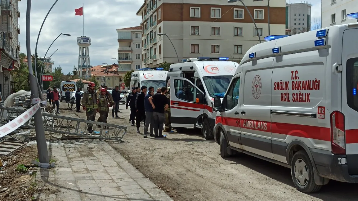 Ankara'da inşaat iskelesi çöktü: 1'i ağır 3 işçi yaralı