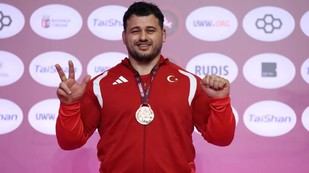 Kabine üyeleri, milli güreşçi Rıza Kayaalp'i tebrik etti