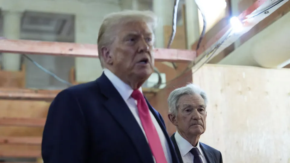 Trump, Powell'ın yönetim kurulunda kalıp kalmamasını...