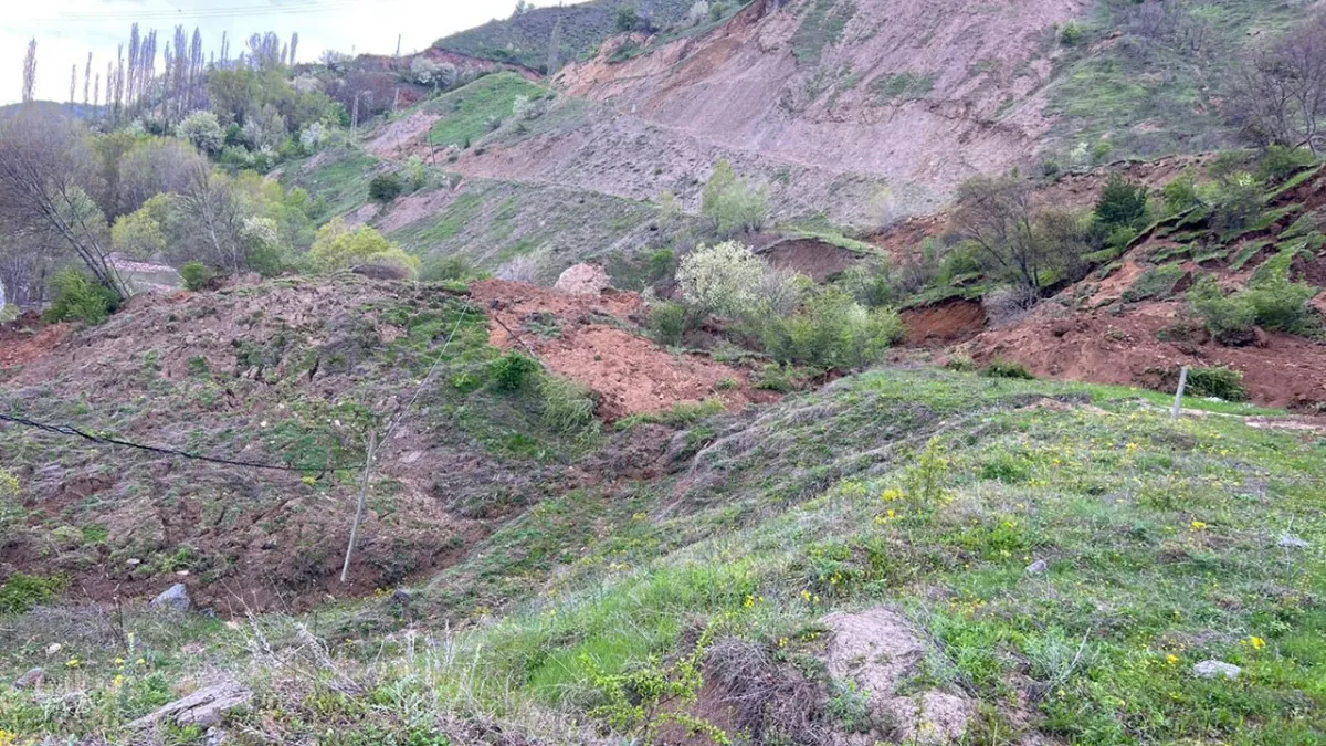Tokat’ta heyelan kamerada: Elektrik direkleri toprak...