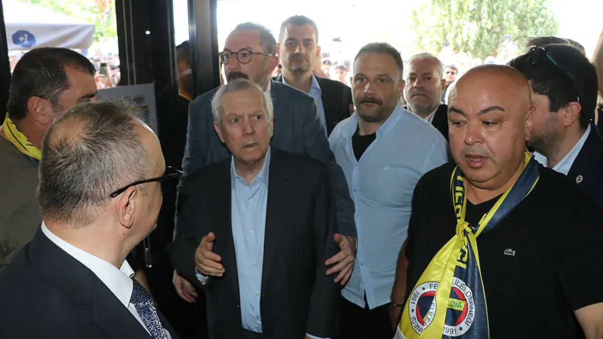 Aziz Yıldırım: Futbol aklımız, Fenerbahçe’yi bilen... haber görseli