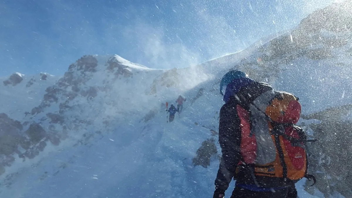 Everest Dağı’nda tarihi gün: 274 dağcı zirveye ulaştı haber görseli