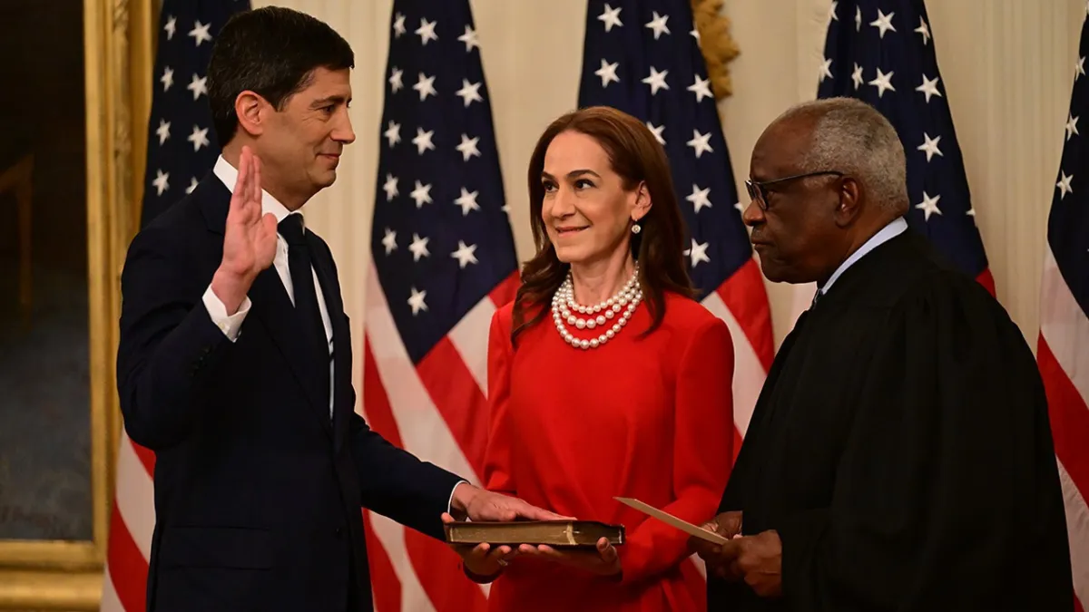 Fed’de yeni dönem: Kevin Warsh resmen göreve başladı haber görseli