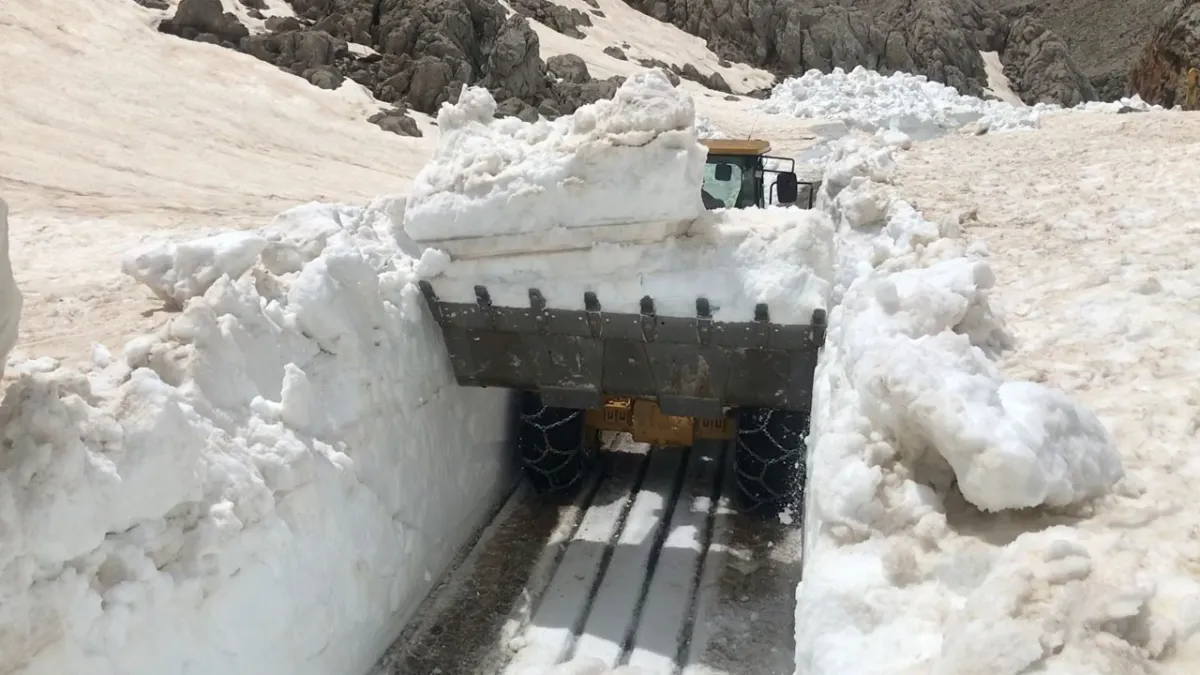 Antalya'da kar mesaisi: 5 metrelik kar tünelleri... haber görseli