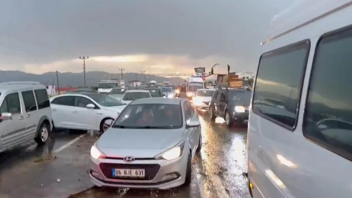 Elazığ-Tunceli kara yolu sel nedeniyle ulaşıma kapandı