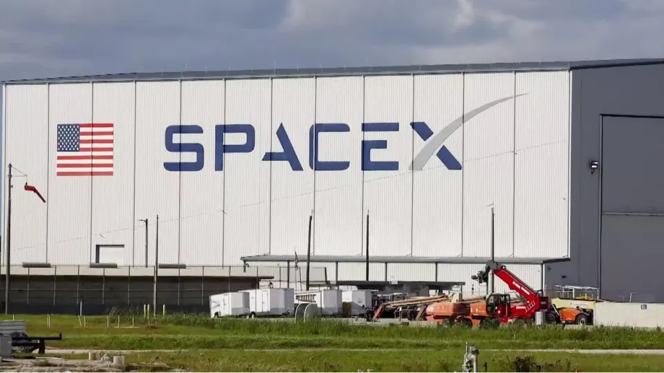 SpaceX, tarihin en büyük halka arzında 75 milyar dolar topladı