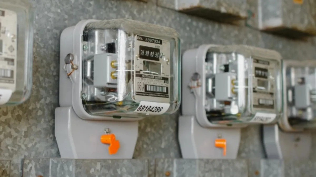 Kaçak yapılara elektrik ve su bağlayanlara ceza yolda: Abone başına 100 bin lira...