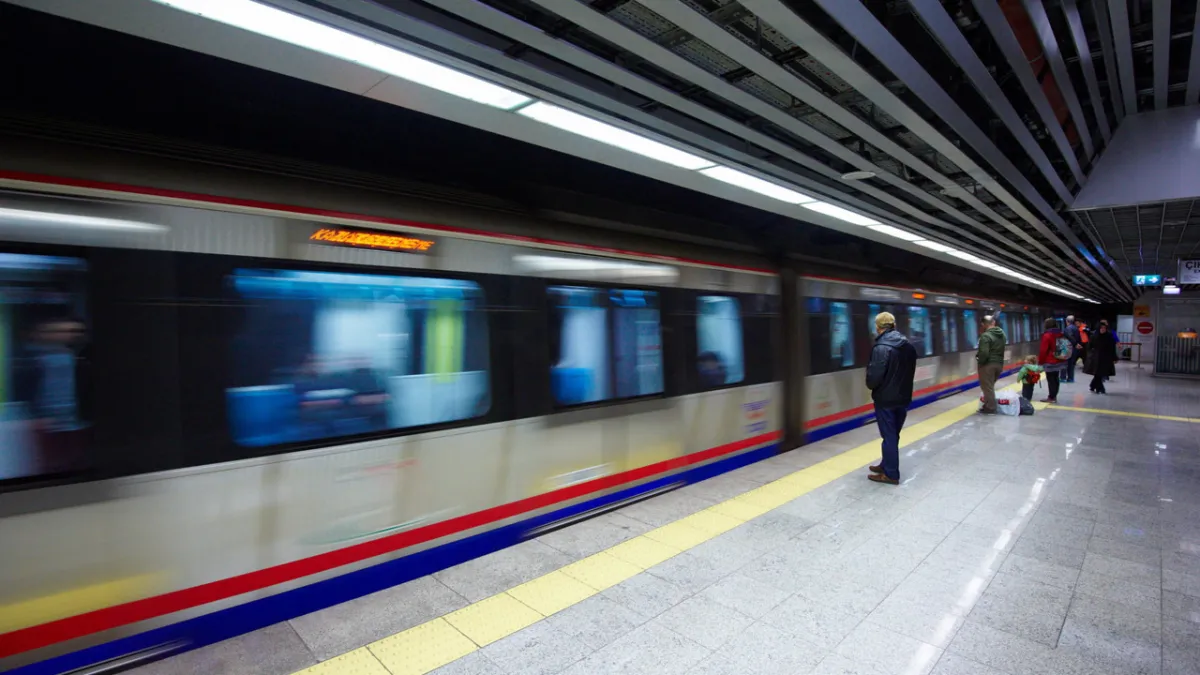Taksim metro istasyonu geçiçi olarak kullanıma kapatıldı