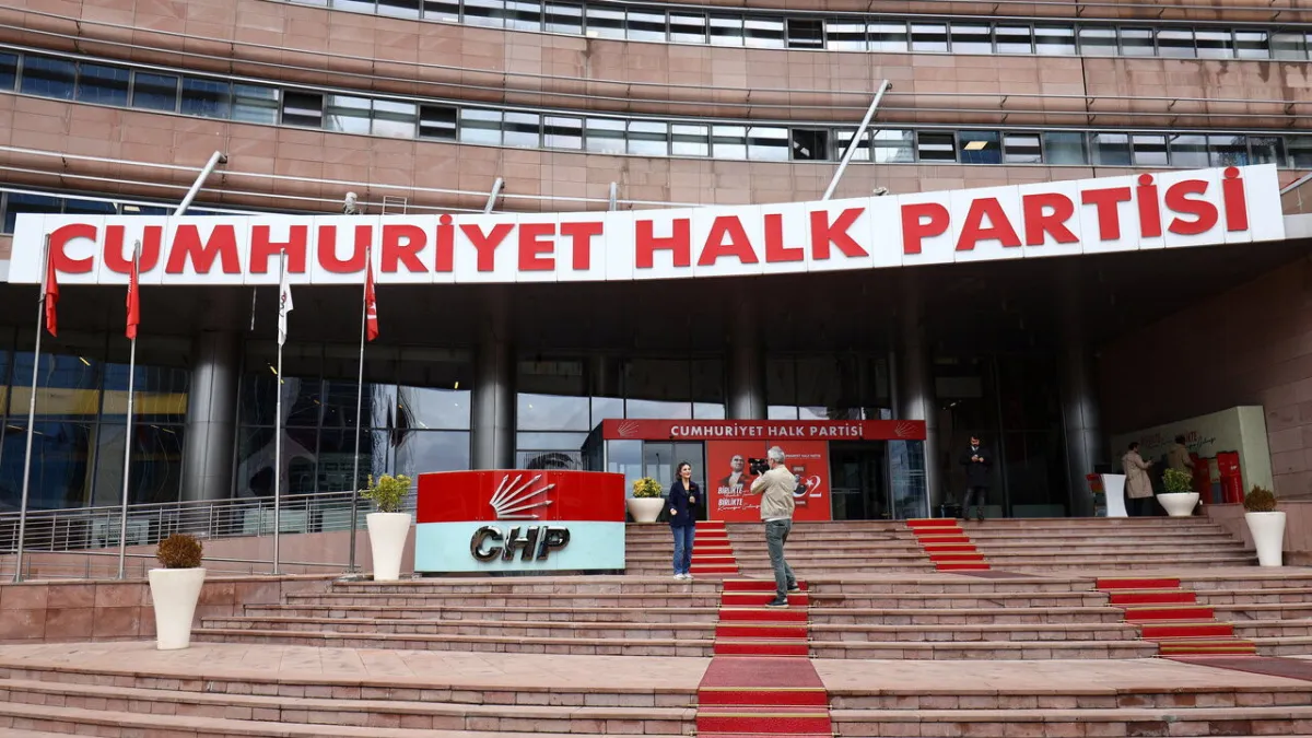 CHP'de 26 il başkanı görevden alındı