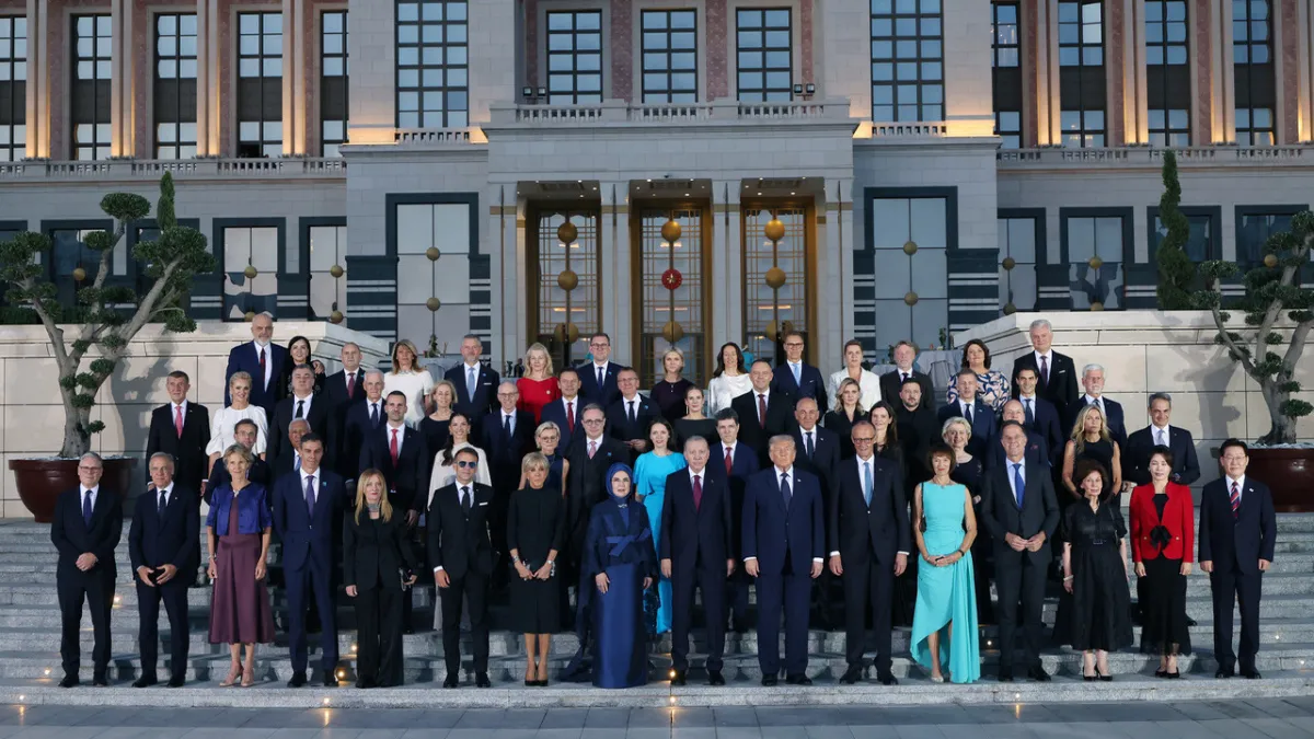 Ankara NATO Liderler Zirvesi'nden aile fotoğrafı: Erdoğan çifti liderlerle aynı karede!