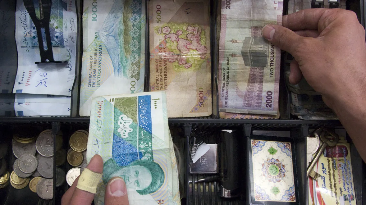 İran'da dolar kuru rekor tazeledi: Tümen tarihinin en düşük seviyesinde