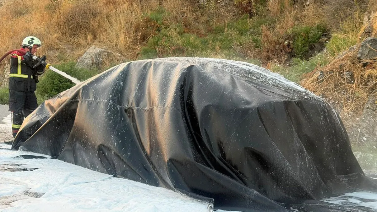 Lüks elektrikli otomobil küle döndü: Yangın 12 saat sürdü haber görseli