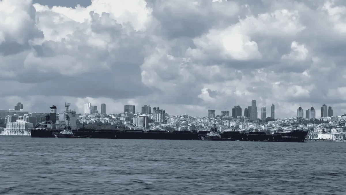 İstanbul Boğazı 289 metrelik gemi için kapatıldı haber görseli