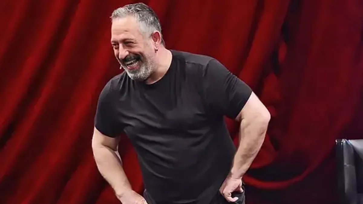 Komedyen Cem Yılmaz hastaneye kaldırıldı haber görseli