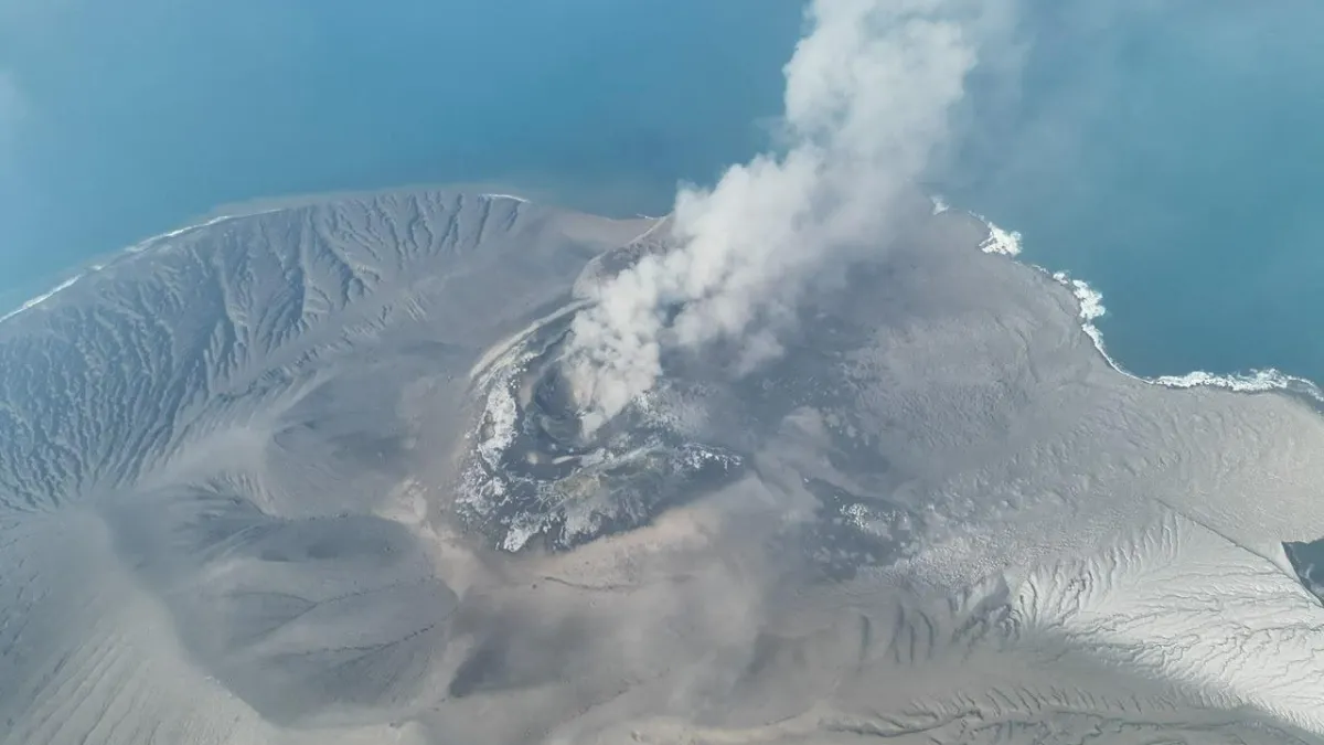 Anak Krakatau patladı! 150 bin yolcu mahsur kaldı, 712 uçuş iptal edildi