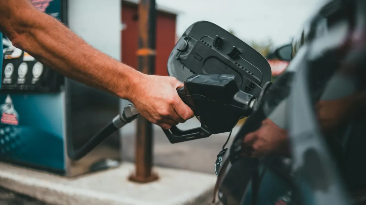 ÖTV tutarları yeniden belirlendi: Benzine zam geldi haber görseli