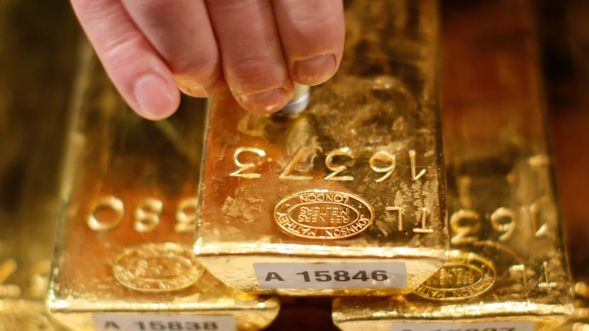 Altın çakıldı! Fiyatlar iki ayın en düşük seviyesine geriledi: Sırada 4 bin dolar mı var?