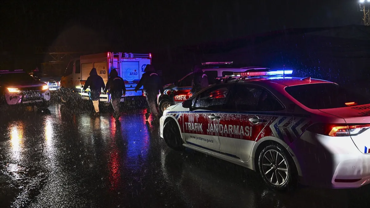 Pendik'te sağanak sele dönüştü: Akıntıya kapılan 2 kişi aranıyor