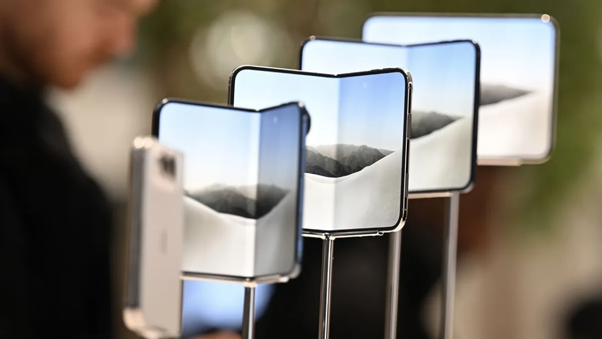 Apple'ın ilk katlanabilir iPhone'u Türkiye'de satışa çıktı: Fiyatı 230 bin liradan başlıyor
