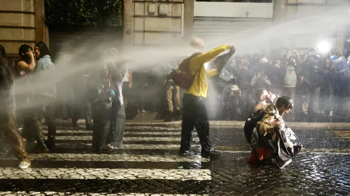 Fransa'da sokaklar karıştı: Protestolar Avrupa'ya yayılıyor haber görseli