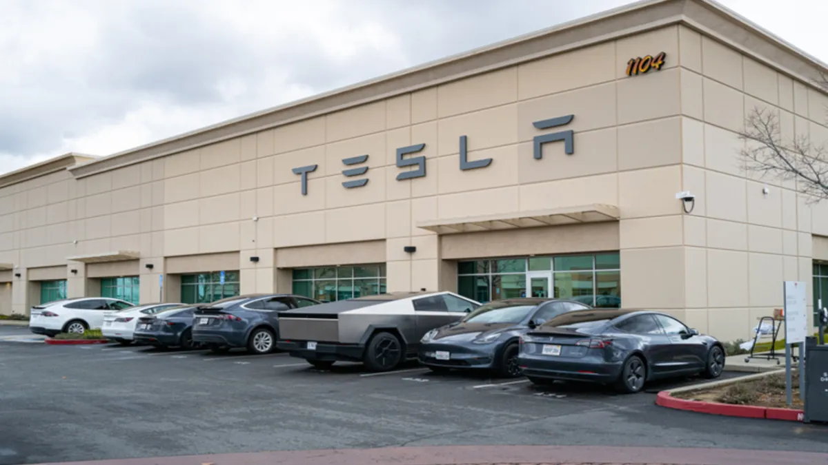 Tesla sahiplerine yeni fırsat: Kendi otomobilleriyle para kazanabilecekler